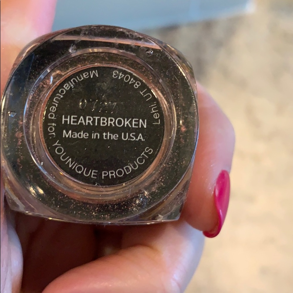Younique heartbroken eye pigment